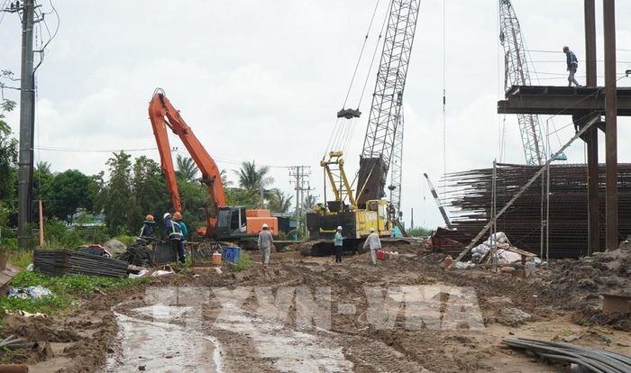 Máy móc, thiết bị và người lao động vẫn làm việc trên công trường cao tốc Mỹ An - Cao Lãnh, đoạn qua xã Mỹ Quí, tỉnh Đồng Tháp vtrong những ngày nghỉ Lễ Quốc khánh. Ảnh: Nhựt An - TTXVN