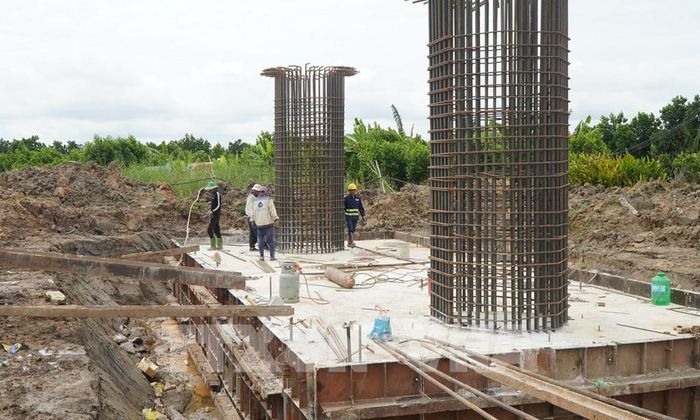 Công nhân không nghỉ Lễ Quốc khánh, vẫn tham gia xây dựng cầu Mỹ An 1 thuộc dự cao tốc Mỹ An - Cao Lãnh. Ảnh: Nhựt An - TTXVN
