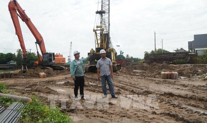 Lãnh đạo Ban điều hành công trình cao tốc Mỹ An - Cao Lãnh đến công trường kiểm tra tình hình thi công, động viên người lao động làm việc trong thời gian nghỉ lễ. Ảnh: Nhựt An - TTXVN