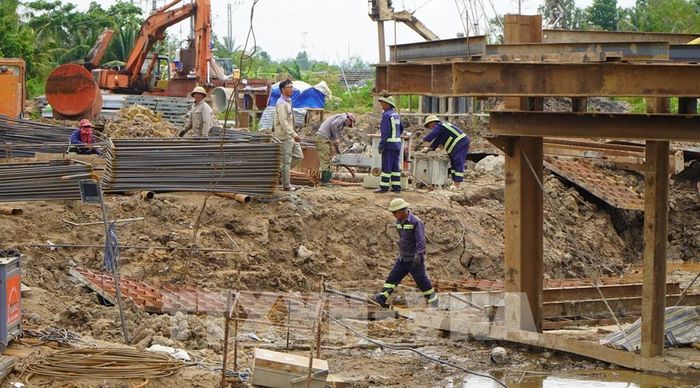 Công nhân làm việc trên công trường cao tốc Mỹ An - Cao Lãnh trong những ngày nghỉ Lễ Quốc khánh. Ảnh: Nhựt An - TTXVN