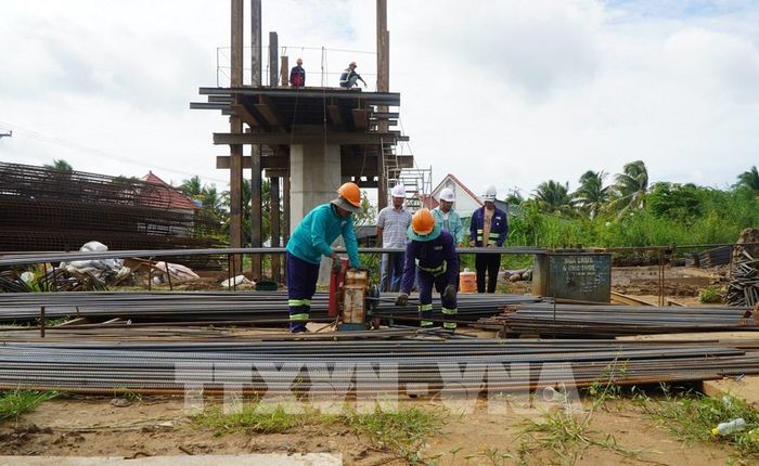 Nhà thầu tổ chức thi công hạng mục cầu thuộc dự án cao tốc Mỹ An - Cao Lãnh trong những ngày nghỉ Lễ Quốc khánh. Ảnh: Nhựt An - TTXVN