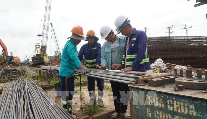Người lao động làm việc tại công trường cao tốc Mỹ An - Cao Lãnh trong những ngày nghỉ Lễ Quốc khánh. Ảnh: Nhựt An - TTXVN