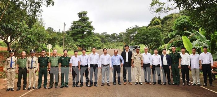 Lực lượng chức năng Việt Nam, Campuchia trong hoạt động phối hợp, tạo nền tảng để mở rộng hợp tác trên các lĩnh vực kinh tế, dân sinh và giao lưu nhân dân. Ảnh: Kha Phạm - TTXVN