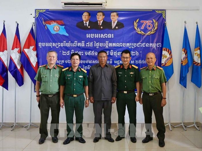 Đại diện lực lượng vũ trang các địa phương khu vực biên giới Việt Nam và Campuchia trong hoạt động giao lưu nhân kỷ niệm 75 năm Ngày thành lập Đảng Nhân dân Campuchia. Ảnh: Kha Phạm - TTXVN