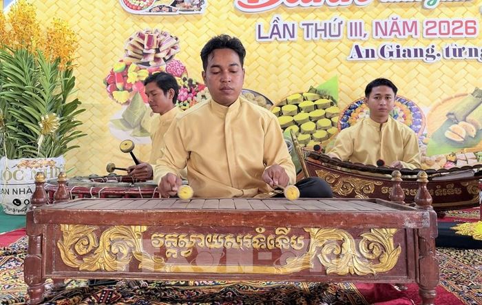 Các nhạc công trẻ biểu diễn nhạc ngũ âm, góp phần trao truyền di sản văn hoá Khmer. Ảnh: Thanh Sang-TTXVN