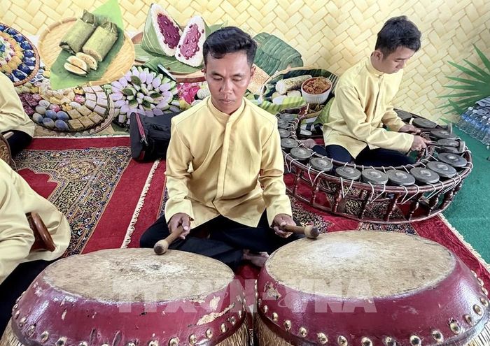 Các thành viên dàn nhạc ngũ âm phối hợp biểu diễn, tạo nên những thanh âm đặc trưng của văn hóa Khmer. Ảnh: Thanh Sang-TTXVN