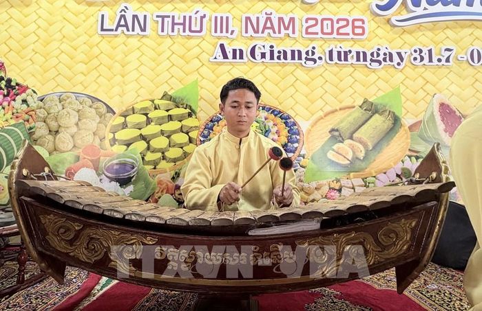 Các nghệ nhân say mê biểu diễn nhạc ngũ âm phục vụ người dân và du khách tại Lễ hội Bánh dân gian Nam Bộ - An Giang năm 2026. Ảnh: Thanh Sang-TTXVN