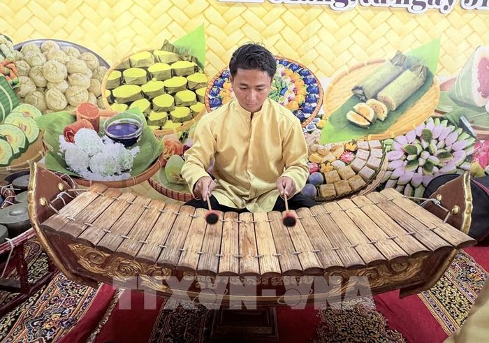 Các nhạc công trẻ biểu diễn nhạc ngũ âm, góp phần trao truyền di sản văn hoá Khmer. Ảnh: Thanh Sang-TTXVN