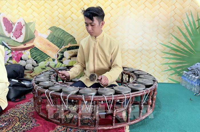 Các nhạc công trẻ biểu diễn nhạc ngũ âm, góp phần trao truyền di sản văn hoá Khmer. Ảnh: Thanh Sang-TTXVN