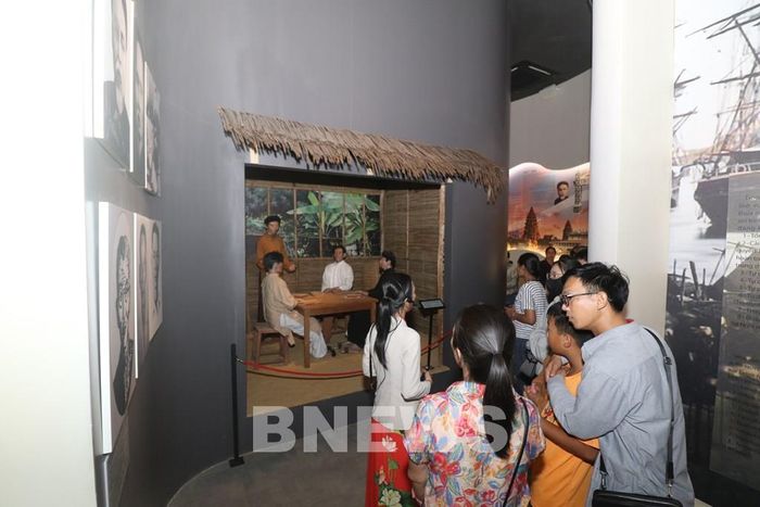 Người dân, du khách đến tìm hiểu về cuộc đời cụ Nguyễn Sinh Sắc. Ảnh: Hồng Thái-TTXVN