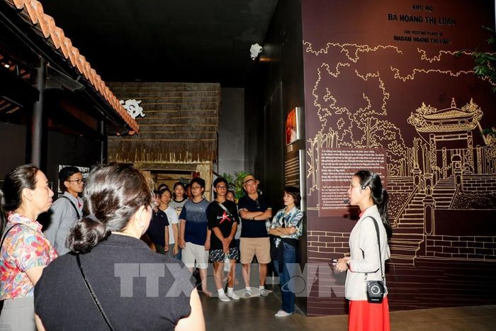 Người dân tham quan, tìm hiểu cuộc đời, sự nghiệp cụ Nguyễn Sinh Sắc tại Khu di tích. Ảnh: Hồng Thái - TTXVN