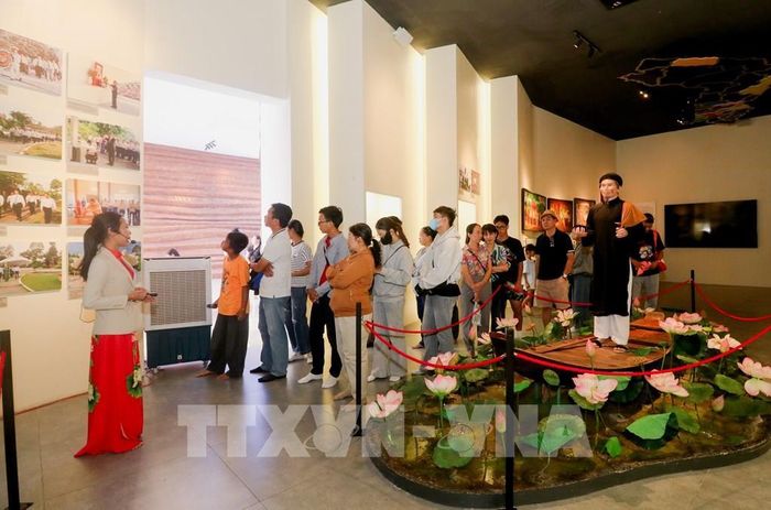 Người dân tham quan, tìm hiểu cuộc đời, sự nghiệp cụ Nguyễn Sinh Sắc tại Khu di tích. Ảnh: Hồng Thái - TTXVN