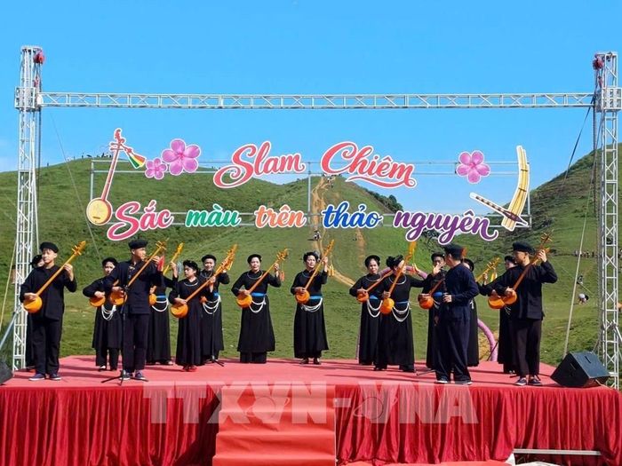 Những điệu múa, lời ca đậm đà bản sắc dân tộc do chính các nghệ nhân và hạt nhân văn nghệ địa phương thể hiện. Ảnh: TTXVN phát 