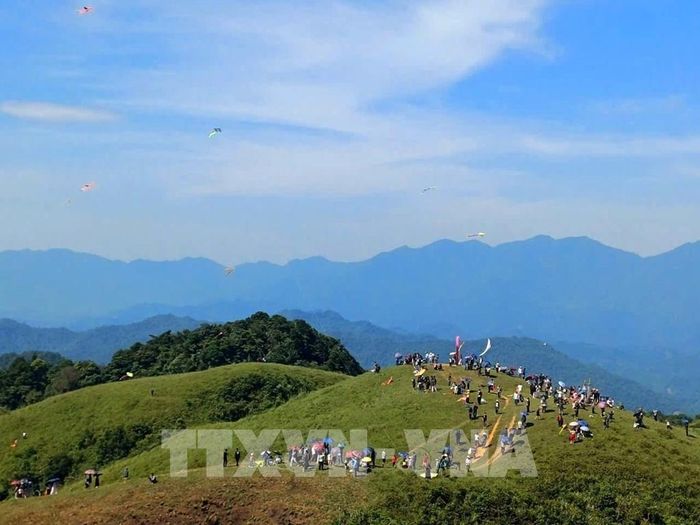 Người dân và du khách tham gia ngày hội, ngắm nhìn những cánh diều được thả trên bầu trời. Ảnh: TTXVN phát 