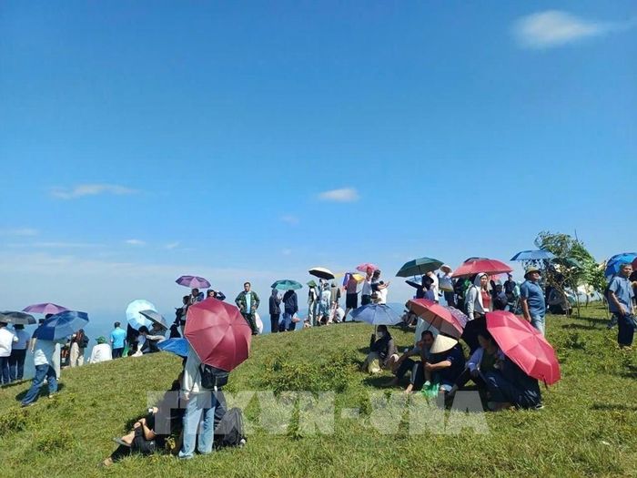 Người dân và du khách tham gia ngày hội, ngắm nhìn những cánh diều được thả trên bầu trời. Ảnh: TTXVN phát 