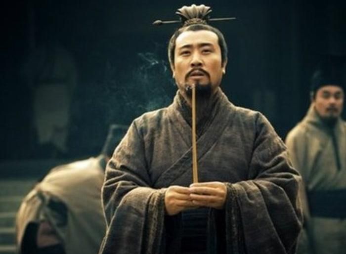 Trong Tam quốc diễn nghĩa, mối quan hệ giữa Lưu Bị và Gia Cát Lượng thường được ví như “cá với nước”. Hình tượng này khiến nhiều người mặc định rằng giữa hai người tồn tại sự tin tưởng tuyệt đối và không có khoảng cách. Ảnh: Sohu