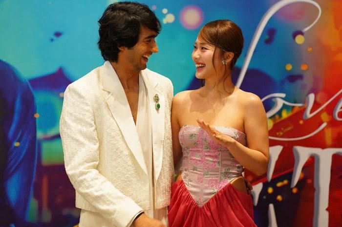 Diễn viên Khả Ngân và Shantanu Maheshwari sánh vai trên thảm đỏ tại buổi công chiếu phim.