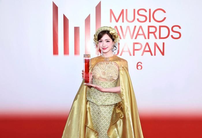 Hòa Minzy nhận giải thưởng tại Music Awards Japan 2026. Ảnh: FBNV
