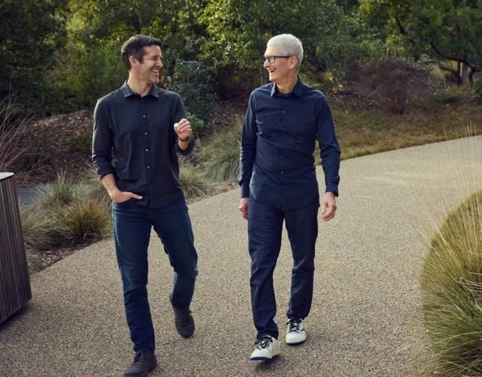 Bức ảnh ghi lại khoảnh khắc John Ternus (trái) và Tim Cook (phải) đang đi bộ và trò chuyện cùng nhau tại trụ sở Apple Park. Ảnh: Apple