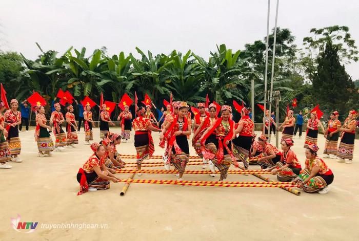 Nét độc đáo trong trang phục và phong tục truyền thống của đồng bào Thái xứ Nghệ. Ảnh: 