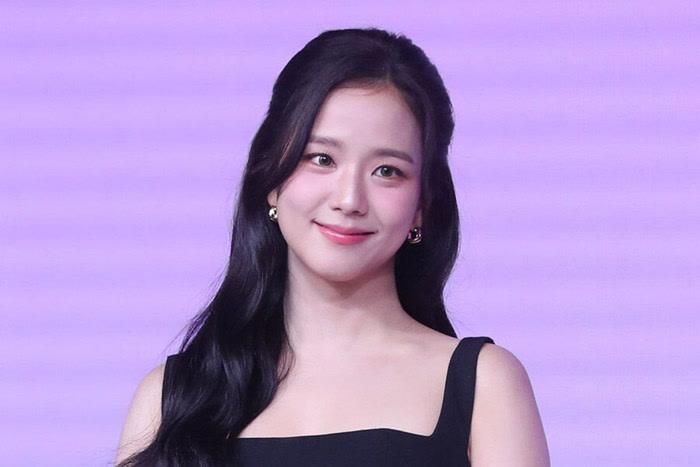 Jisoo giải thích rằng thời điểm đó, kiểu chụp ảnh mang phong cách cảm xúc như vậy đang rất thịnh hành.
