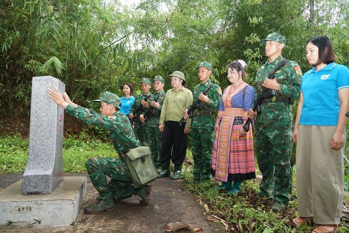 "Tổ phụ nữ tự quản đường biên, cột mốc" xã Nà Hỳ phối hợp cùng chính quyền địa phương và cán bộ, chiến sĩ Đồn Biên phòng Nậm Nhừ thực hiện nghi thức chào cột mốc.