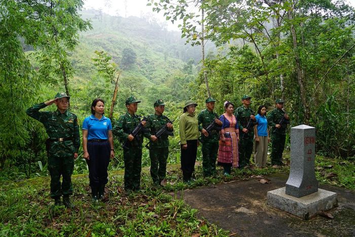 Đứng bên cột mốc giới dịp Tết Độc lập, mỗi thành viên trong đoàn đều có cảm xúc rất đỗi tự hào của người dân, cán bộ, hội viên được sinh sống, cống hiến ở miền biên viễn.