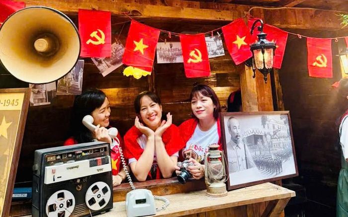 Người trẻ xuống phố check-in cùng cờ hoa, hòa chung không khí náo nức trước thềm Quốc khánh 2/9