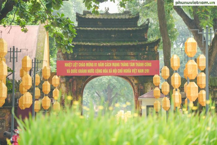 Băng rôn chào mừng 81 năm Cách mạng Tháng Tám thành công và Quốc khánh 2/9 nổi bật tại lối vào Khu di sản Hoàng thành Thăng Long phía phố Hoàng Diệu, hòa cùng những hàng đèn lồng và không gian kiến trúc cổ kính.