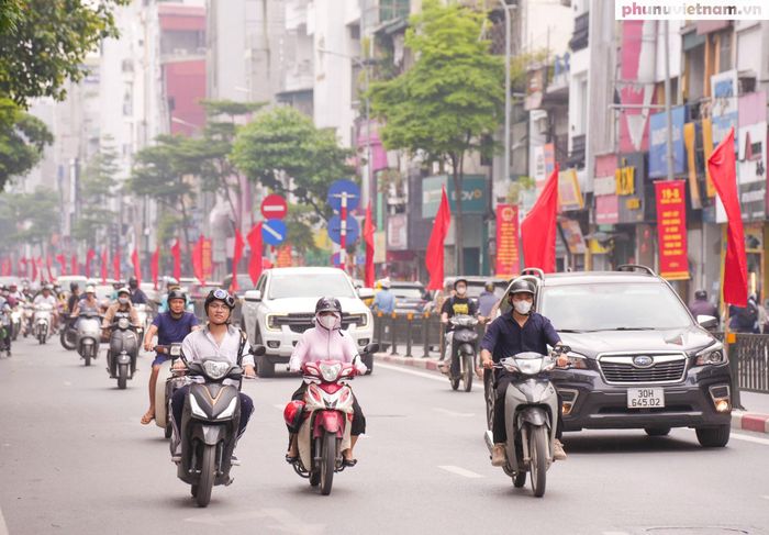 Những ngày này, cờ đỏ sao vàng, pano, áp phích và biểu ngữ phủ khắp các tuyến phố Hà Nội, tạo không khí rực rỡ, trang trọng chào mừng 81 năm Cách mạng Tháng Tám thành công (19/8/1945 - 19/8/2026) và Quốc khánh nước Cộng hòa xã hội chủ nghĩa Việt Nam (2/9/1945 - 2/9/2026).