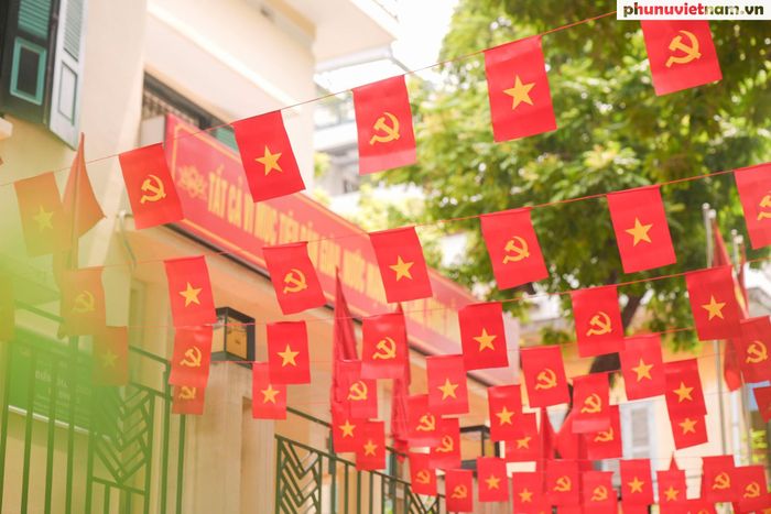 Những dải cờ Tổ quốc và cờ Đảng nối tiếp nhau trên vỉa hè phố Nguyễn Thái Học, tạo nên không gian rực rỡ, giàu khí thế cách mạng.