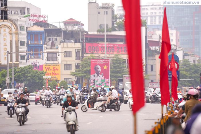 Hình ảnh Chủ tịch Hồ Chí Minh cùng những biểu tượng lịch sử gợi nhớ khí thế hào hùng của mùa Thu năm 1945.