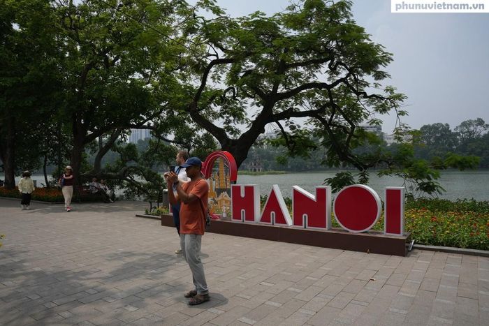 Các cụm pano tuyên truyền và tiểu cảnh hoa ở khu vực phố đi bộ Hồ Gươm thu hút đông đảo người dân, du khách đến tham quan, chụp ảnh. Những thảm hoa rực rỡ góp phần tô điểm cảnh quan, giúp người dân và du khách cảm nhận rõ hơn không khí phấn khởi của Thủ đô.
