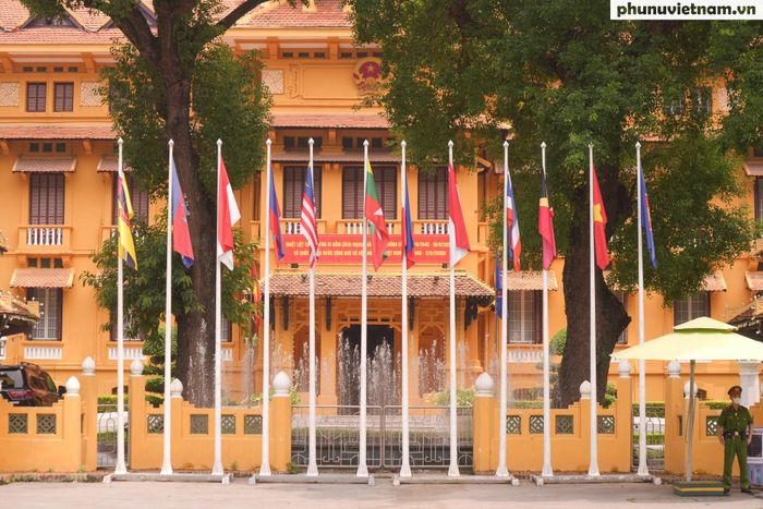 Quốc kỳ Việt Nam cùng cờ các nước tung bay trước trụ sở Bộ Ngoại giao; băng rôn trên mặt tiền chào mừng 81 năm Cách mạng Tháng Tám thành công và Quốc khánh 2/9.