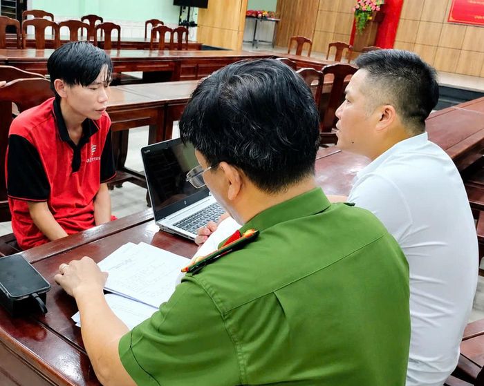 Văn phòng Cơ quan Cảnh sát điều tra Công an tỉnh Thanh Hóa làm việc với đối tượng. Ảnh Công an Thanh Hóa