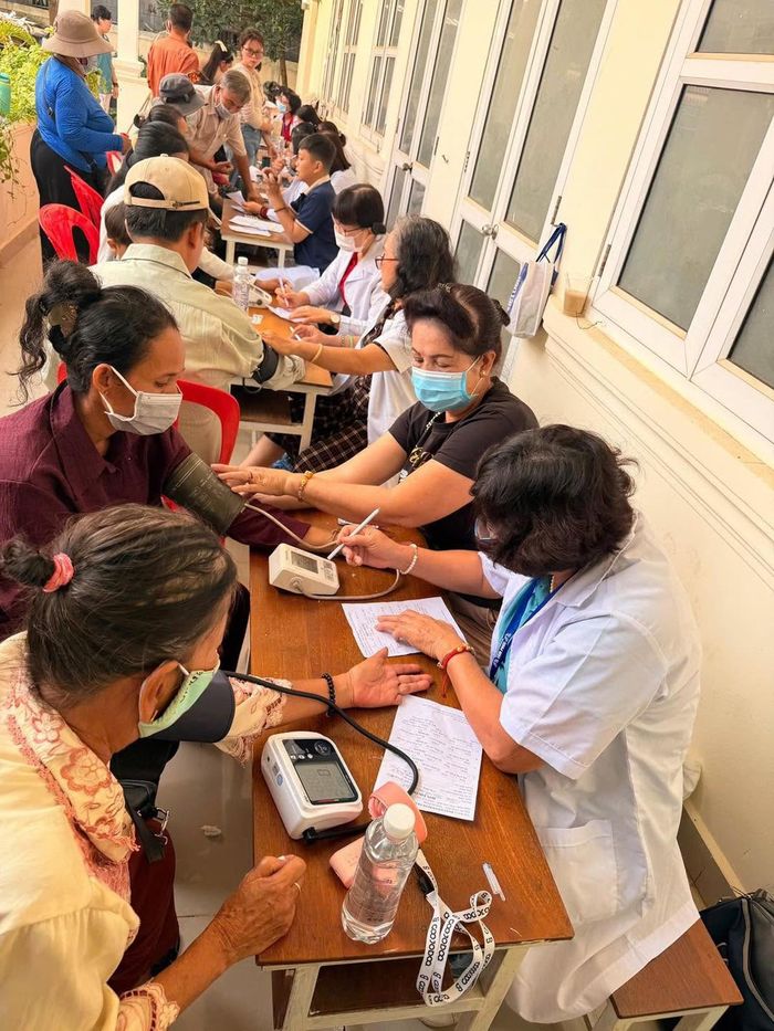 Thăm khám bệnh, cấp phát thuốc miễn phí cho bà con gốc Việt
