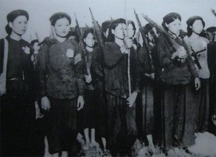 Du kích Trương Thị Tám (thứ 2 từ phải sang) và các nữ du kích Hoàng Ngân tỉnh Hưng Yên trong thời kỳ kháng chiến chống thực dân Pháp Ảnh tư liệu 