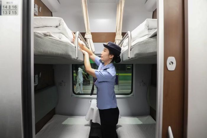 Tàu giường nằm Fuxing CR200J phục vụ đoạn Xining-Golmud của tuyến đường sắt Thanh Hải - Tây Tạng