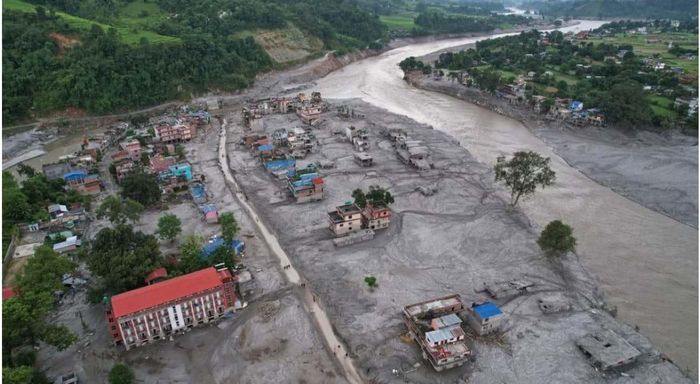 Cảnh tượng sau trận lũ quét dọc theo sông Trishuli tại khu vực Devighat thuộc huyện Nuwakot, Nepal, vào thứ Bảy, ngày 29. 8.2026. Ảnh: AP/Rajesh Kumar Singh
