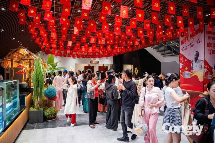 Còn anh Trần Quốc Huy (TP Đồng Nai) bày tỏ: “Tôi khá ấn tượng với không gian trên đỉnh núi, thời tiết mát mẻ và cảnh quan rộng thoáng. Dịp Quốc khánh có thêm các hoạt động văn hóa, tâm linh nên chuyến đi của gia đình có nhiều trải nghiệm hơn".