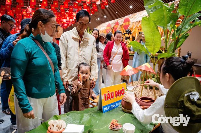 Theo ghi nhận, những ngày đầu của kỳ nghỉ lễ, khu vực chân núi, các tuyến cáp treo và đỉnh núi, lượng khách đổ về tham quan khá đông, dự báo sẽ tiếp tục tăng cao.