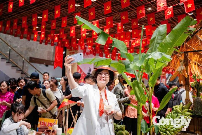 Vừa qua, Khu du lịch Sun World Ba Den Mountain chính thức được Tổ chức Kỷ lục Việt Nam trao chứng nhận “Triển lãm nghệ thuật sắp đặt gốm tâm linh có quy mô lớn nhất tại Việt Nam”, tạo nên sự giao thoa độc đáo giữa nghệ thuật đương đại, di sản gốm Việt và chiều sâu văn hóa Phật giáo ngay trên đỉnh núi cao nhất Nam Bộ.