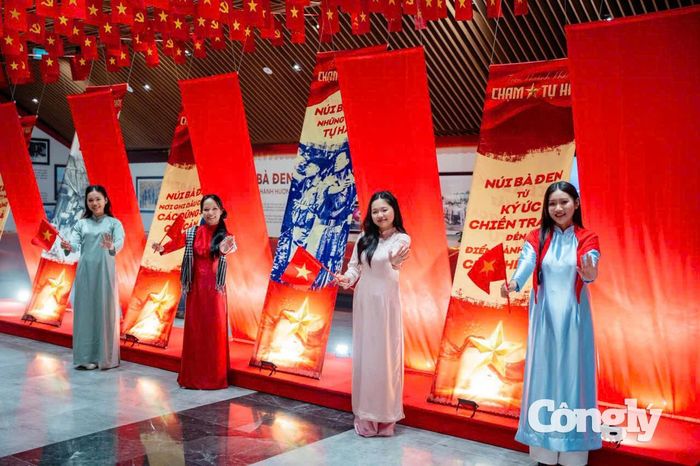 Trong kỳ nghỉ lễ Quốc khánh kéo dài 5 ngày, núi Bà Đen được trang hoàng rực rỡ cờ hoa, tạo nên những điểm check-in nổi bật, đồng thời mang đến nhiều trải nghiệm văn hóa, tâm linh cho du khách.