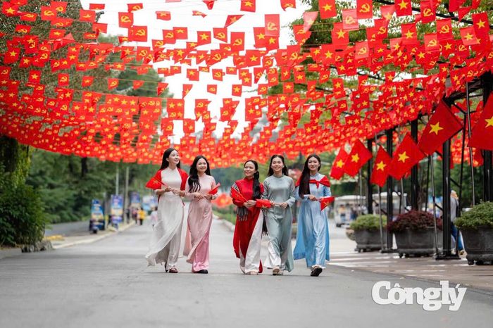 Những ngày này, núi Bà Đen được phủ sắc đỏ của cờ Tổ quốc từ các tuyến đường lên núi, nhà ga, khu vực đình núi đến nhiều không gian trải nghiệm. Đặc biệt, ngày 2/9, lễ thượng cờ được tổ chức tại Quảng trường trên đỉnh núi, với màn xếp cờ đỏ sao vàng bên đài nước.