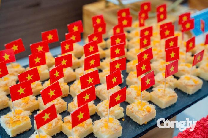 Chợ phục vụ nhiều món như bánh ít, bánh cuốn, bánh tráng, bánh ú, bánh xu xê, bánh bột lọc, bánh bò, bánh da lợn, sắn hấp dừa, chè, xôi... Không gian chợ tái hiện nét làng quê Nam Bộ với áo bà ba, khăn rằn, các trò chơi dân gian và chương trình nghệ thuật, mang đến trải nghiệm gần gũi cho du khách.