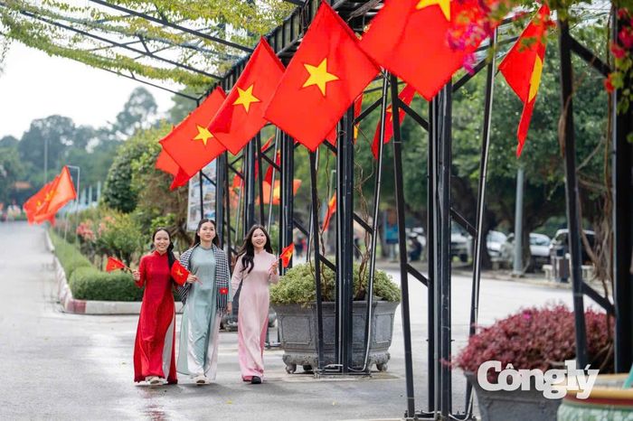 Không chỉ núi Bà Đen, nhiều khu vực trên địa bàn tỉnh Tây Ninh cũng được chỉnh trang, trang hoàng trước thềm Quốc khánh. Các tuyến đường, khu dân cư, công sở và điểm công cộng được tăng cường trang trí cờ Tổ quốc, pano, áp phích, băng rôn, góp phần tạo diện mạo khang trang và không khí phấn khởi trong những ngày lễ lớn.