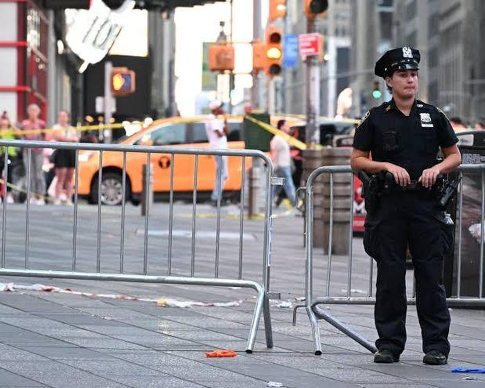 Các sĩ quan NYPD điều tra hiện trường sau khi cảnh sát bắn một người phụ nữ cầm dao. Ảnh: Anadolu/Getty Images