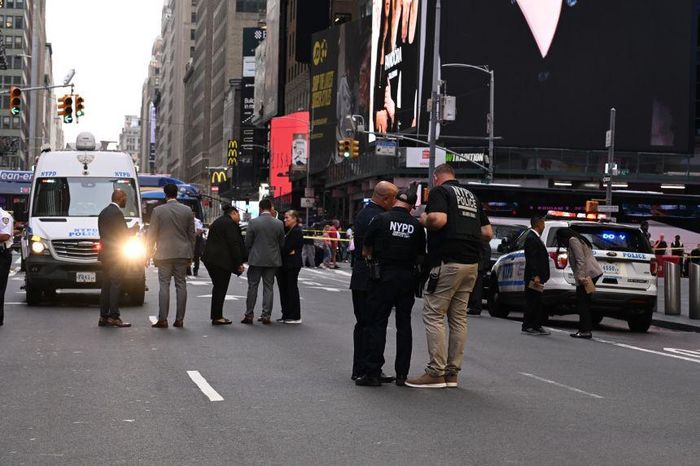 Vụ tấn công diễn ra tại Times Square đông đúc, gây nên một khung cảnh hỗn loạn. Ảnh: AP News