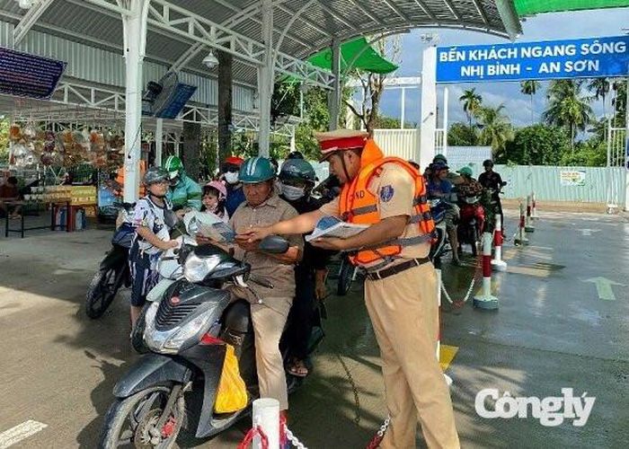 Bên cạnh kiểm tra, lực lượng CSGT đẩy mạnh công tác tuyên truyền.
