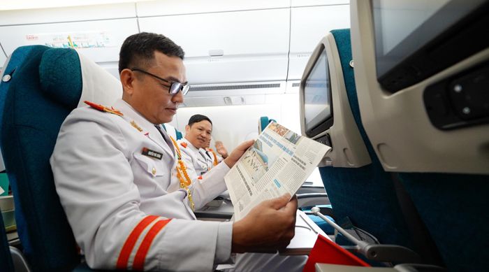 Trang báo Quân đội nhân dân giới thiệu với hành khách về những ngày tập luyện của cán bộ, chiến sĩ Đoàn nghi lễ quân đội cho chương trình mừng Quốc khánh.